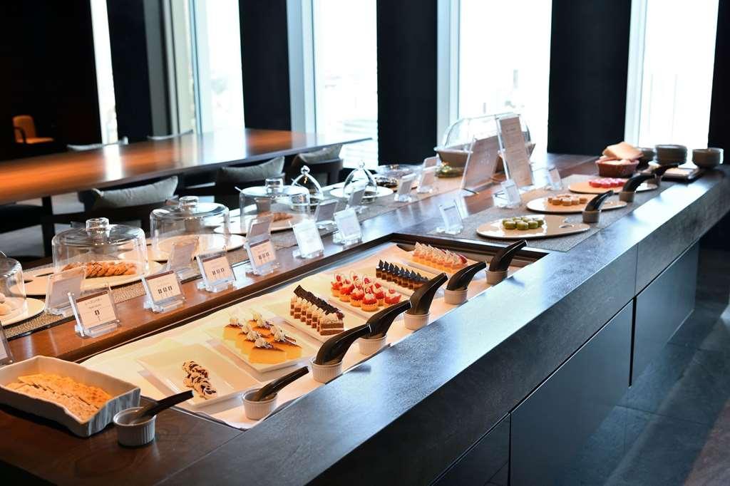 Nagoya Prince Hotel Sky Tower Restaurant photo A buffet at a hotel