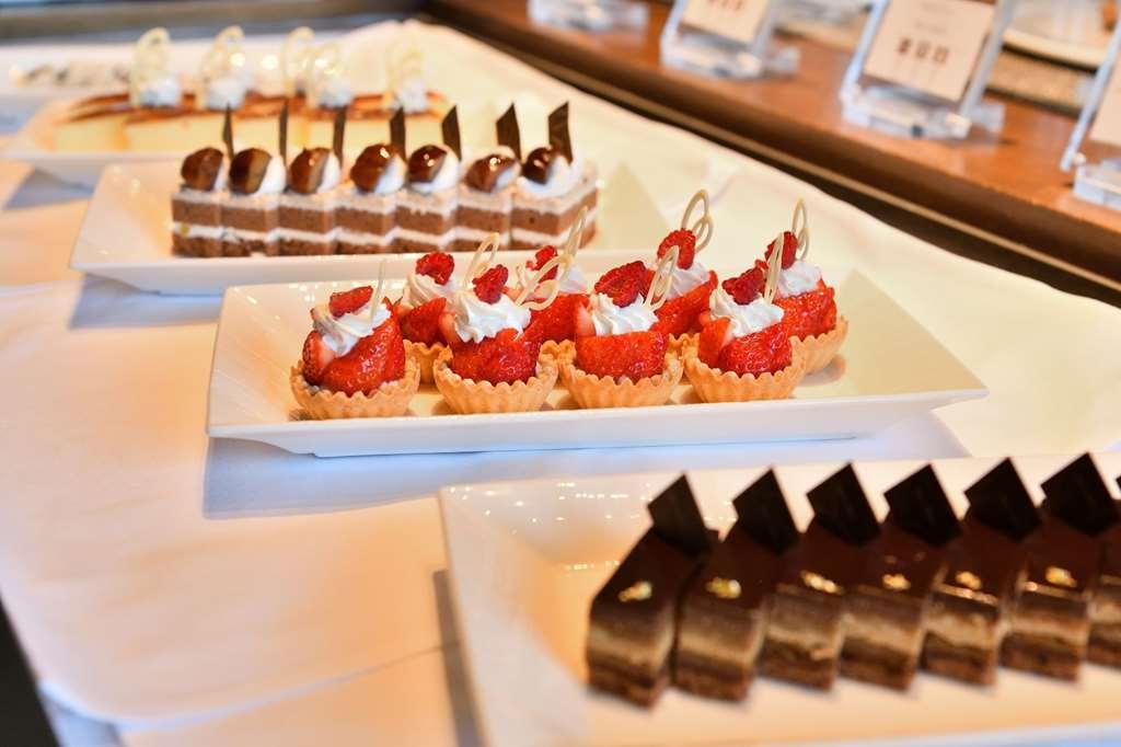 Nagoya Prince Hotel Sky Tower Restaurant photo Petit fours