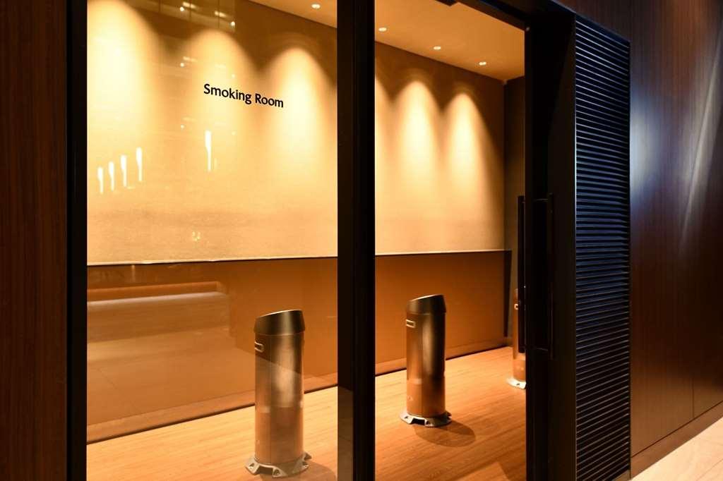 Nagoya Prince Hotel Sky Tower Interior photo Smoking room at an airport